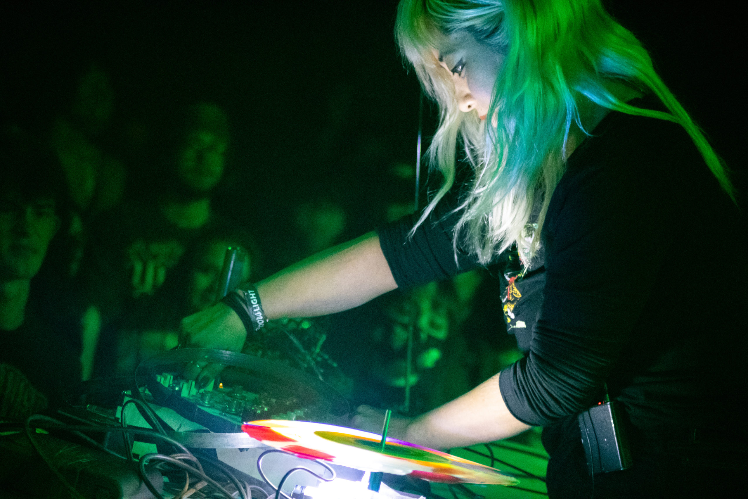 Victoria Shen manipulating a record on a turntable.